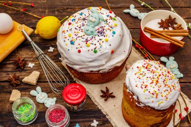 Paskalya pastası süslemesi. Şekerli, soslu, yenilebilir boncuklar. Doğal sağlıklı malzemeler, eski ahşap masa.