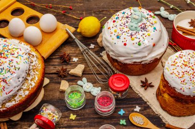 Paskalya pastası süslemesi. Şekerli, soslu, yenilebilir boncuklar. Doğal sağlıklı malzemeler, eski ahşap masa.