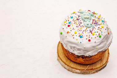 Beyaz macun arka planda Paskalya pastası. Geleneksel Ortodoks bayram ekmeği, ahşap tezgah