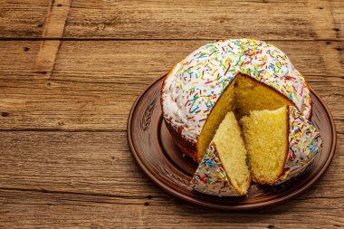 Eski ahşap masada paskalya pastası. Geleneksel Ortodoks bayramı ekmeği, dilimler