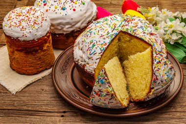 Eski ahşap masada paskalya pastaları. Geleneksel Ortodoks festival ekmeği, kesim parçaları, yapay dekor