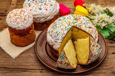 Eski ahşap masada paskalya pastaları. Geleneksel Ortodoks festival ekmeği, kesim parçaları, yapay dekor