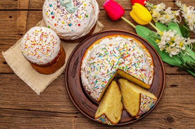 Eski ahşap masada paskalya pastaları. Geleneksel Ortodoks festival ekmeği, kesim parçaları, yapay dekor