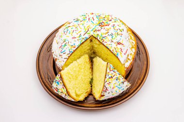 Beyaz arka planda izole edilmiş Paskalya pastası. Geleneksel Ortodoks bayramı ekmeği, dilimler