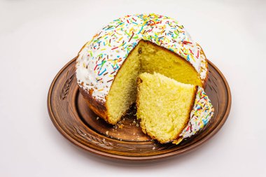 Beyaz arka planda izole edilmiş Paskalya pastası. Geleneksel Ortodoks bayramı ekmeği, dilimler