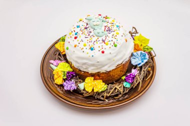 Beyaz arka planda izole edilmiş Paskalya pastası. Geleneksel Ortodoks bayram ekmeği