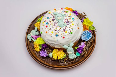 Beyaz arka planda izole edilmiş Paskalya pastası. Geleneksel Ortodoks bayram ekmeği