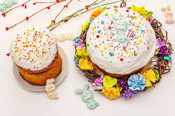 Ciasta Wielkanocne Białym Tle Kit Tradycyjny Prawosławny Chleb Świąteczny Słodkie — Zdjęcie stockowe