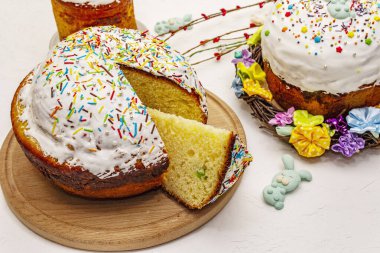 Beyaz macun arka planda Paskalya pastaları. Geleneksel Ortodoks festival ekmeği, tatlı tavşanlar, yapay dekorasyon