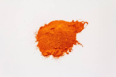 Beyaz arka planda izole edilmiş Macar kırmızı biber tozu. Geleneksel baharat yığını