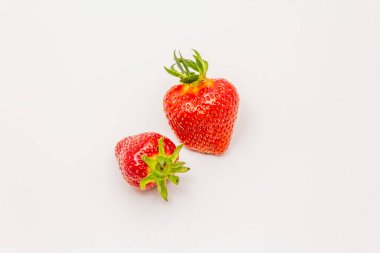 Beyaz arka planda izole edilmiş tatlı taze çilek. Olgun meyveler birçok yemek için lezzetli malzemeler
