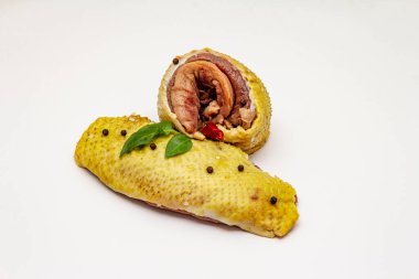 Çiğ ördek göğsü ve beyaz arka planda izole edilmiş baharatlar. Sağlıklı yemek pişirmek için lezzetli bir malzeme. Geleneksel Fransız yemekleri