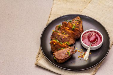 Kızarmış ördek göğsü ve tatlı ve ekşi çilek sosu. Geleneksel Fransız yemekleri, taş beton zemin, kopyalama alanı