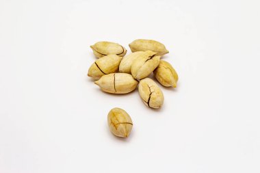 Olgun pekan cevizi beyaz arka planda izole. ABD 'de cevizli turta için geleneksel malzeme