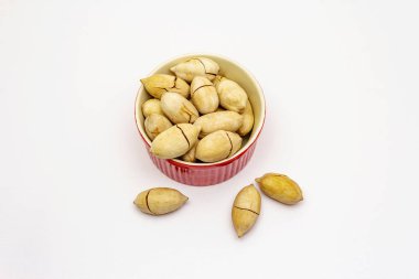 Olgun pekan cevizi beyaz arka planda izole. ABD 'de cevizli turta için geleneksel malzeme