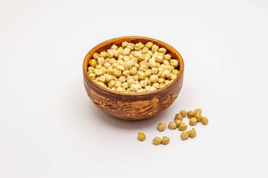 Kuru nohut, beyaz arka planda izole edilmiş. Humus pişirmek için geleneksel malzeme. Orta Doğu ve Akdeniz mutfağı