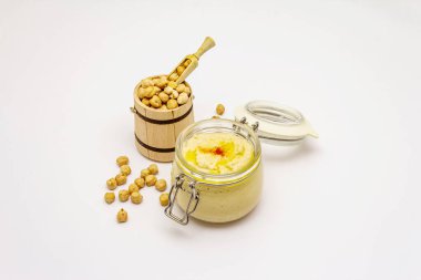 Humus beyaz arka planda izole edilmiş. Tahta fıçıda kuru nohut. Orta Doğu ve Akdeniz mutfağında geleneksel yiyecekler