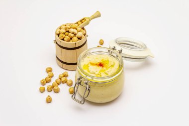 Humus beyaz arka planda izole edilmiş. Tahta fıçıda kuru nohut. Orta Doğu ve Akdeniz mutfağında geleneksel yiyecekler