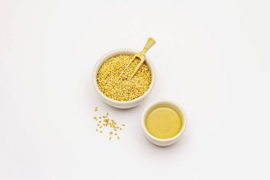 Beyaz arka planda izole edilmiş susam tohumlu Tahini. Humus pişirmek için vazgeçilmez bir malzeme. Orta Doğu ve Akdeniz mutfağı