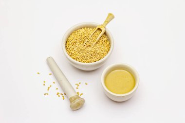 Beyaz arka planda izole edilmiş susam tohumlu Tahini. Humus pişirmek için vazgeçilmez bir malzeme. Orta Doğu ve Akdeniz mutfağı