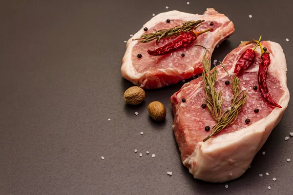 Filetes Cerdo Crudos Sobre Fondo Hormigón Piedra Negra Moda Especias — Foto de Stock