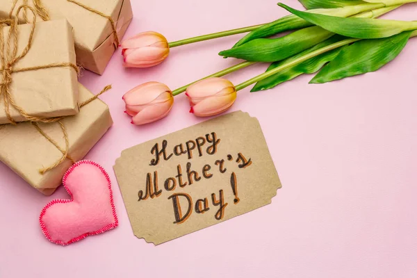 Kartka Pozdrowieniami Dzień Matki Delikatne Różowe Tulipany Ręcznie Robione Serca — Zdjęcie stockowe