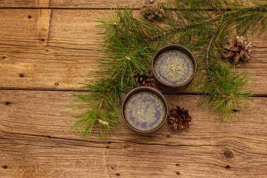 Çam iğnesi çayı, sollip-cha, geleneksel Kore içeceği. Alternatif tıp, sağlıklı yaşam tarzı. Eski tahta kaplama arka plan