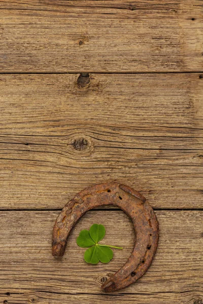 非常老的铸铁马蹄 新鲜的三叶草叶 祝好运 圣帕特里克节的概念 古董木制背景 马匹配件 — 图库照片