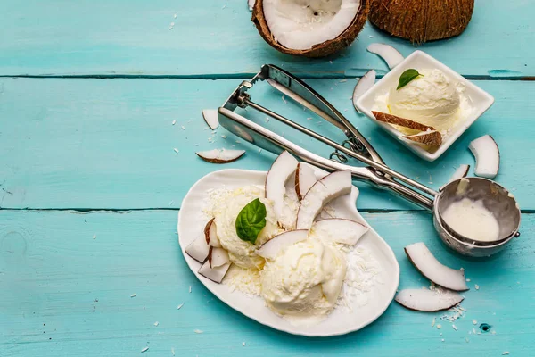 Laktosefreies Kokoseis Spezielle Löffel Fruchthälften Flocken Veganes Dessertkonzept Trendige Türkisfarbene — Stockfoto