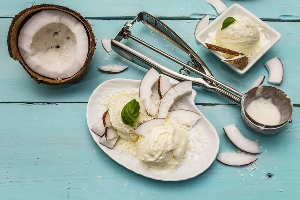 Helado Coco Sin Lactosa Cuchara Especial Mitades Fruta Copos Concepto — Foto de Stock