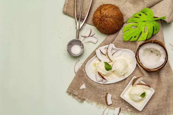 Helado Coco Sin Lactosa Cuchara Especial Mitades Fruta Copos Concepto — Foto de Stock