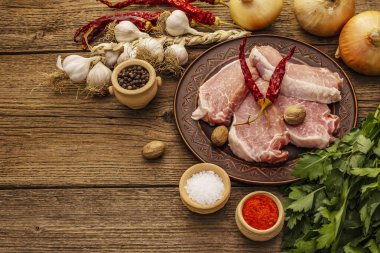 Çiğ domuz eti. Taze fileto, baharat, mis kokulu sebze ve maydanoz. Antika tahta tahta tablo, kopyala boşluk