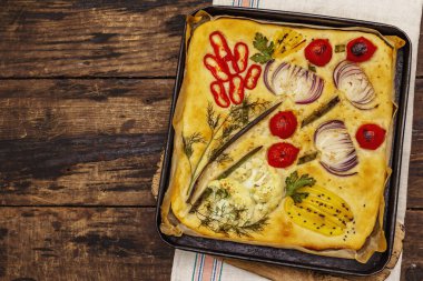 Renkli bahçe Focaccia 'sı. Taze sebzeler, zeytinyağı, yeşiller. Geleneksel İtalyan pastanesi. Eski tahta arka plan