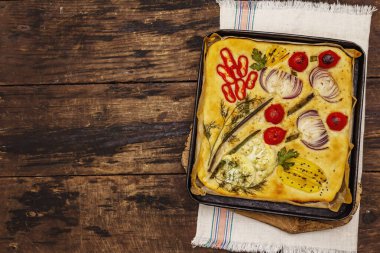 Renkli bahçe Focaccia 'sı. Taze sebzeler, zeytinyağı, yeşiller. Geleneksel İtalyan pastanesi. Eski tahta arka plan