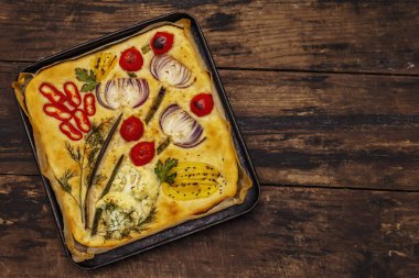 Renkli bahçe Focaccia 'sı. Taze sebzeler, zeytinyağı, yeşiller. Geleneksel İtalyan pastanesi. Eski tahta arka plan
