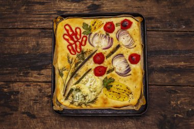 Renkli bahçe Focaccia 'sı. Taze sebzeler, zeytinyağı, yeşiller. Geleneksel İtalyan pastanesi. Eski tahta arka plan