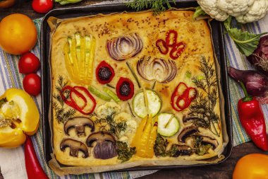 Renkli bahçe Focaccia 'sı. Taze sebzeler, zeytinyağı, yeşiller. Geleneksel İtalyan pastanesi. Eski tahta arka plan