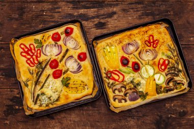 Renkli bahçe Focaccia 'sı. Taze sebzeler, zeytinyağı, yeşiller. Geleneksel İtalyan pastanesi. Eski tahta arka plan