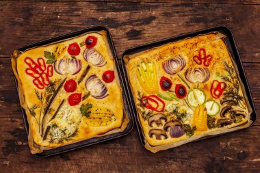 Renkli bahçe Focaccia 'sı. Taze sebzeler, zeytinyağı, yeşiller. Geleneksel İtalyan pastanesi. Eski tahta arka plan