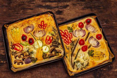 Renkli bahçe Focaccia 'sı. Taze sebzeler, zeytinyağı, yeşiller. Geleneksel İtalyan pastanesi. Eski tahta arka plan