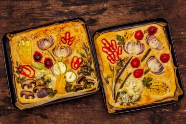 Renkli bahçe Focaccia 'sı. Taze sebzeler, zeytinyağı, yeşiller. Geleneksel İtalyan pastanesi. Eski tahta arka plan