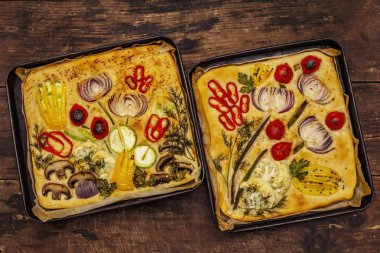 Renkli bahçe Focaccia 'sı. Taze sebzeler, zeytinyağı, yeşiller. Geleneksel İtalyan pastanesi. Eski tahta arka plan