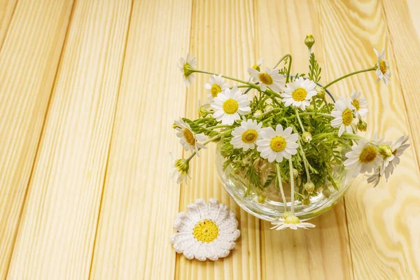 Bouquet of chamomile. Fresh flowers, crochet pattern. Alternative medicine, lifestyle.Wooden boards background, card — Stock Image Bouquet Chamomile Fresh Flowers Crochet Pattern Alternative Medicine Lifestyle Wooden Royalty Free Stock Images