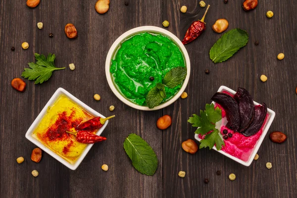 Hummus Health Vegan Food 종류가 마임말린 향신료 나뭇잎 유행하는 나무판 — 스톡 사진