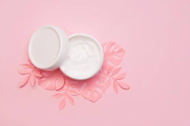 Kozmetik, Nemlendirici, Şişe. Pembeye izole edilmiş farklı kozmetik şişeler. Kozmetik ürünler seti. Krem, sabun, köpük, şampuan için kozmetik paket koleksiyonu.