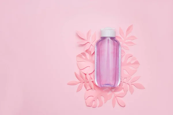 Καλλυντικά Ενυδατικό Μπουκάλι Φύλλα Χαρτιού Ροζ Φόντο Αντίγραφο Χώρου — Φωτογραφία Αρχείου