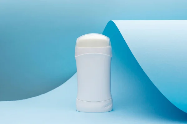 Deodorante Antitraspirante Piedi Sfondo Blu Concetto Cura Della Pelle Copia — Foto Stock