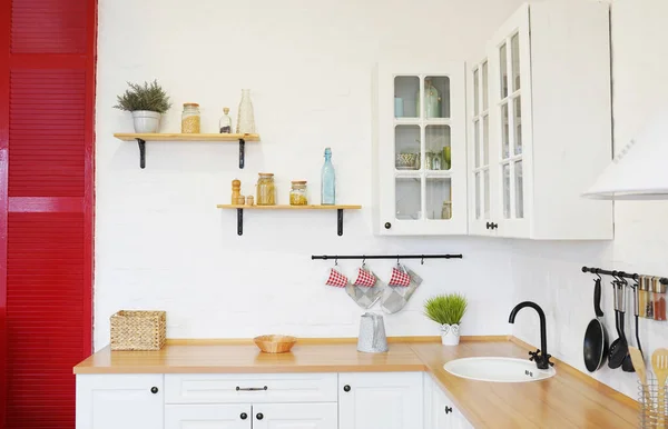 Moderno Nuevo Interior Luz Cocina Con Muebles Blancos Pared Ladrillo — Foto de Stock