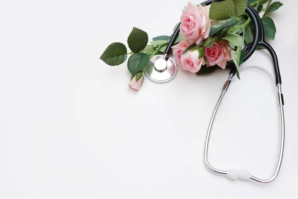Floral heart stethoscope fotos de stock, imágenes de Floral heart  stethoscope sin royalties | Depositphotos