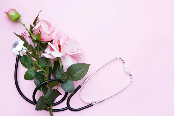 Rosas Con Estetoscopio Sobre Fondo Rosa Vista Superior Con Espacio — Foto de Stock